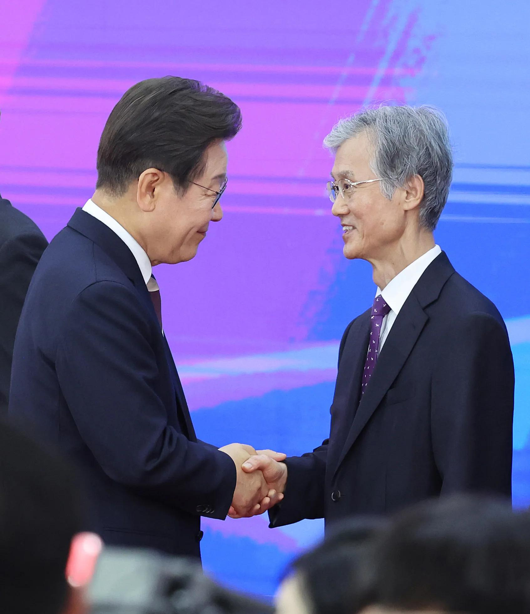 李在明审判暂停，国民力量炸锅了











你敢信吗？一场牵动韩国政坛