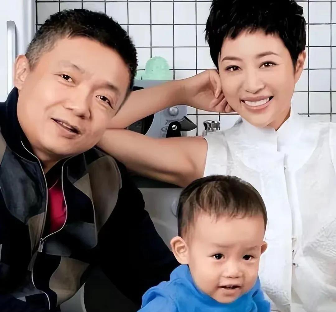 爷爷是表演艺术家，老公是北电院长，她不拼背景拼实力成人生赢家。
谁也没想到，在这
