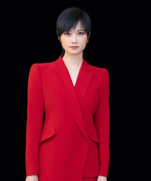 李宇春携劳动者唱响《和你一样》：以歌声致时代星光
2025年央视五一晚会现场，李