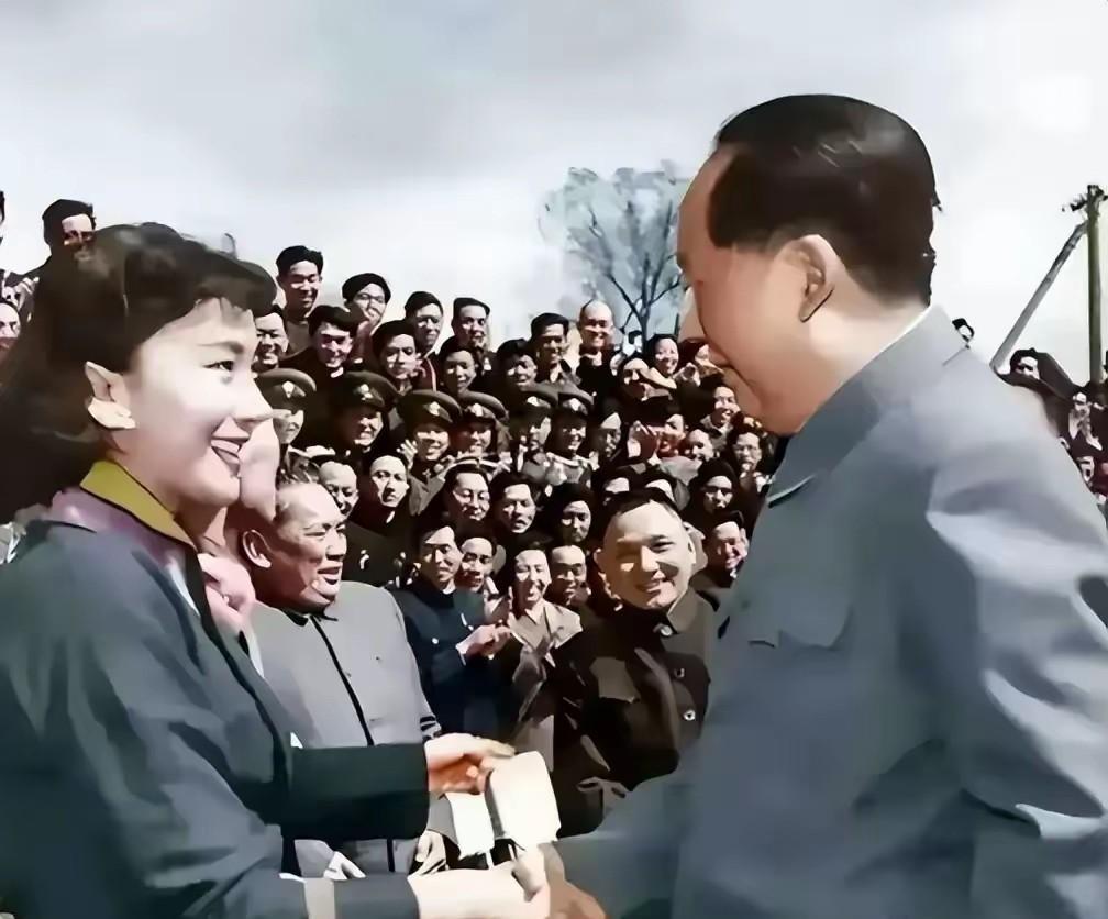 这是1957年，夏梦与毛主席的合影照。
当时夏梦只有二十四岁，正值青春年华，肤白