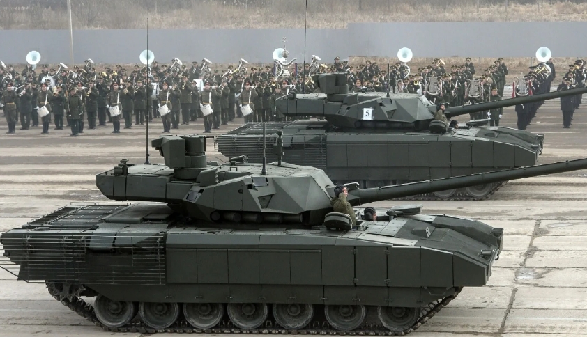 T-14“阿玛塔”主战坦克装备了一门全新的2A82式125毫米滑膛炮，可发射炮射