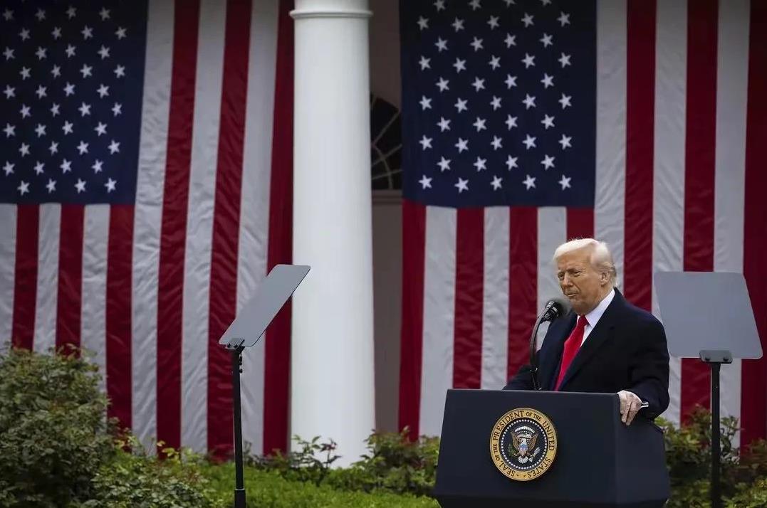 应对美国关税政策的两条路线。
第一条是让中国和其他国家一样，成为美国吸血的牺牲者