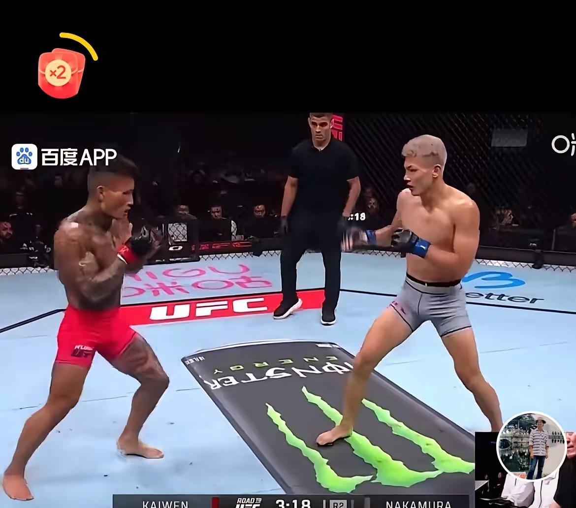 全身布满纹身的李凯文对阵让本选手中村京一郎。赛前李凯文该喊“大刀向鬼子的头上砍去