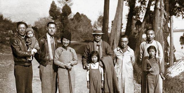 1969年，梁从诫被下放到干校劳动，周如枚提出离婚，将儿子带走并改名换姓，不久便