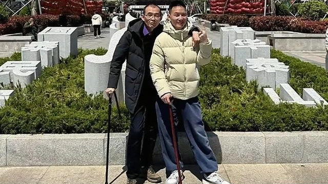 老谢还是不死心，带浩楠泰山还愿狂炫父爱，网友：他还要再许个愿
