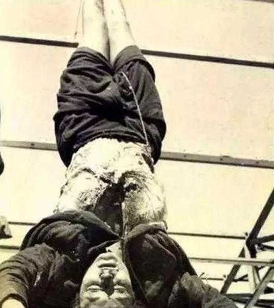 1945年4月，墨索里尼和情妇在广场上处以绞刑，他的情妇克拉拉被倒吊着，裙下的春