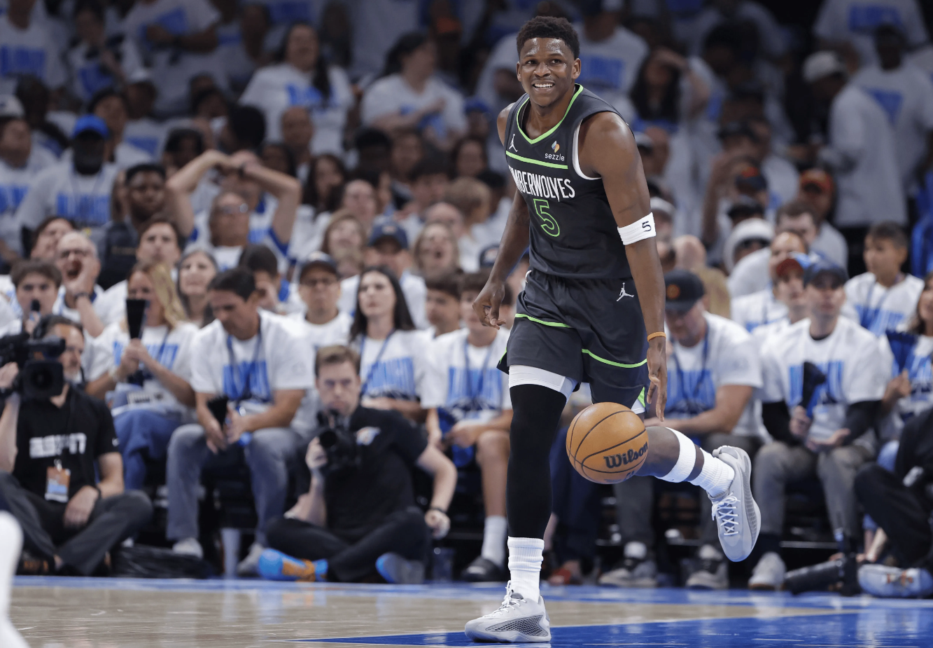 韦德：在爱德华兹身上看到了我自己，我想要看到他夺冠

近日，NBA名宿德维恩-韦