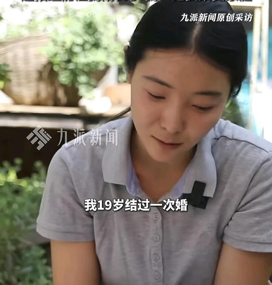 李富贵首次谈自己的婚姻，
19岁和初恋结婚，
在婚姻里没有底气，不敢反驳。
27