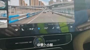 哇哦！这车在干嘛，SHA人？
近日疑似重庆，视频车打转向变道时，侧后方突然冲上来
