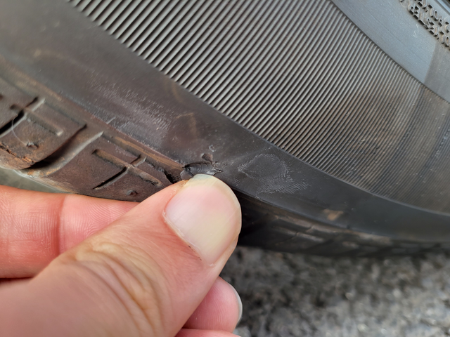 请问这种要处理吗
1000公里的新车，磕马路牙子上了，没漏白线但是挺深