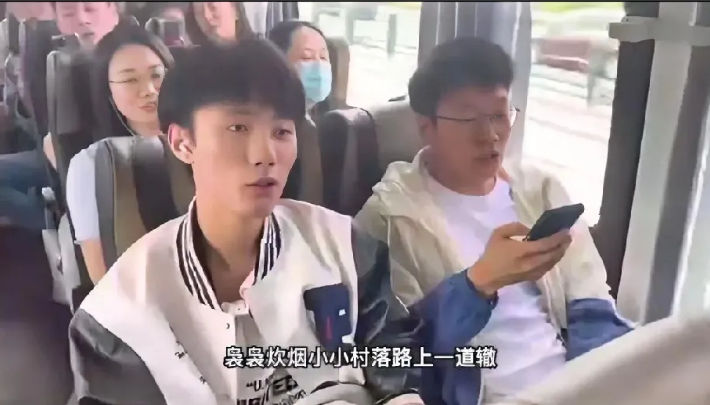 从东方甄选2022年的一次团建
大巴车的座位选择上看
主播们的小心思暴露无疑
明