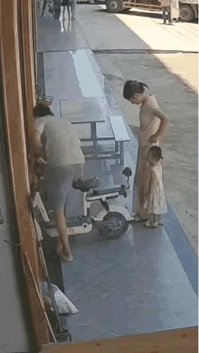 这位丈夫的智商似乎有些欠缺，正常来讲，应当先把车子停放在安全的地方，之后再让自己