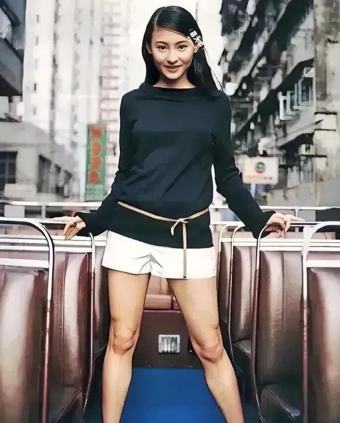 想不到十几岁时候的张柏芝这么好看，难怪很多人说她的五官是360度无死角的美。我觉