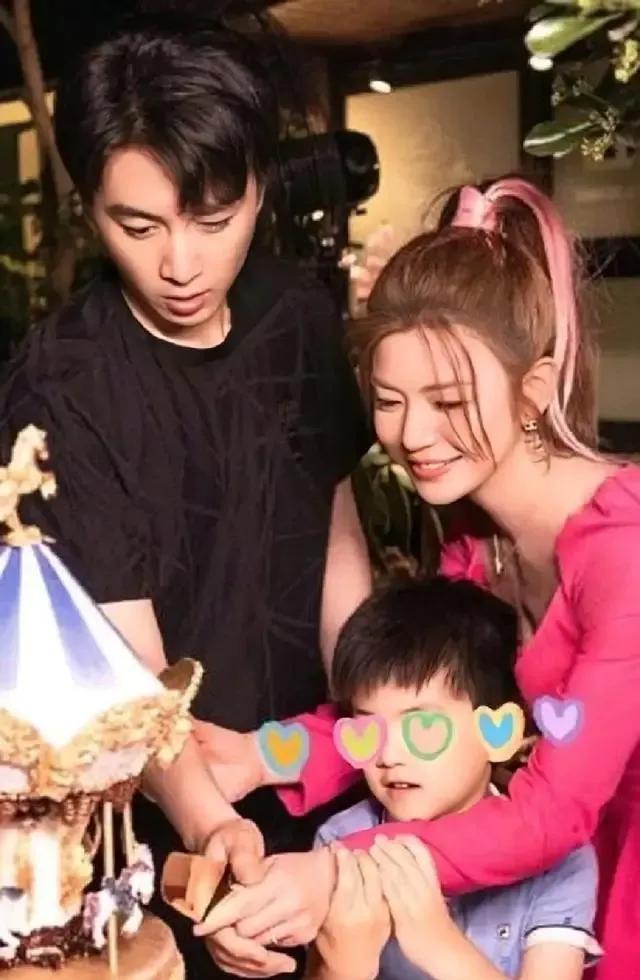 或许这个时候，陈晓就已经不爱了吧！
这是在给他们的儿子小星星过生日的时候吧，那时