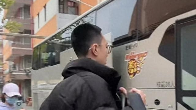 海哥深夜到访广东队！向杜锋承诺提供丰厚晋级奖金