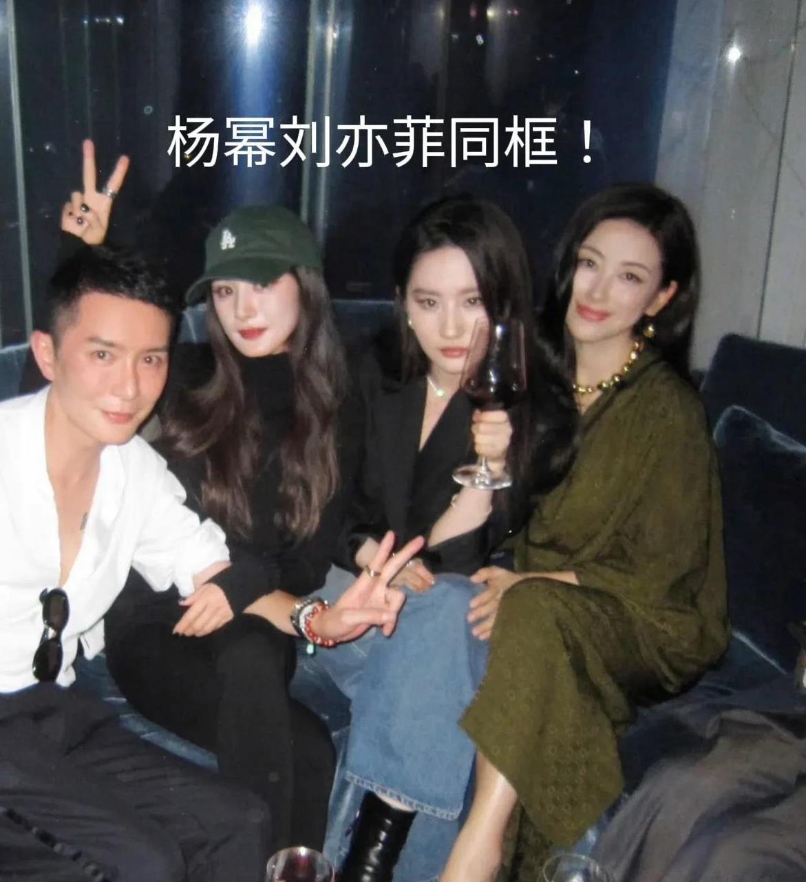 两位白浅私下同框！
杨幂和刘亦菲肩并肩挨着坐。
所以到底是谁总说杨幂跟刘亦菲两个