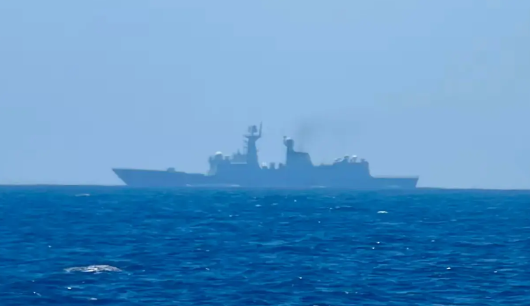 054A霸气对峙，台军高呼“耻辱”！

近日，一段054A导弹护卫舰在台岛24海