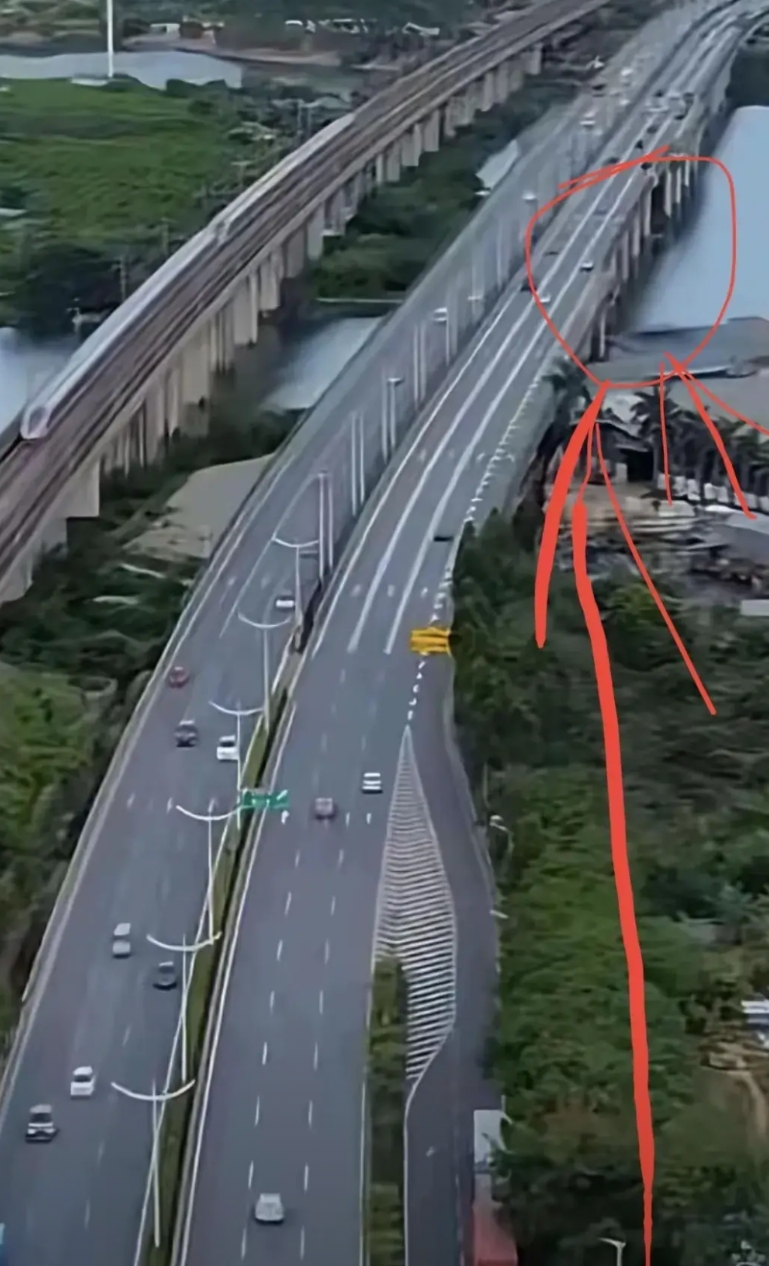 我反复看了这条道路，这条道路设计确实存在问题。
四条变三条，你的路缘石也要逐渐收