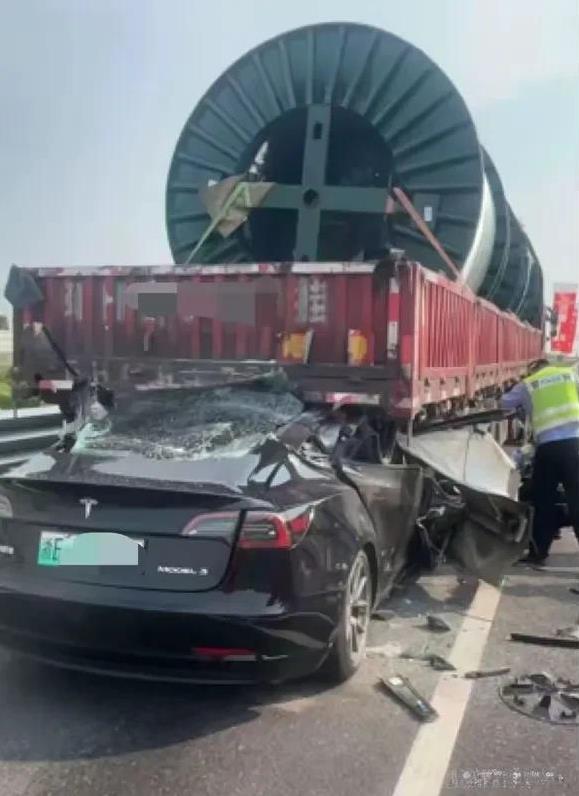 高速路上，这辆挂绿牌的新能源车追尾了，车体钻入卡车下面，已经严重变形。
最关键的