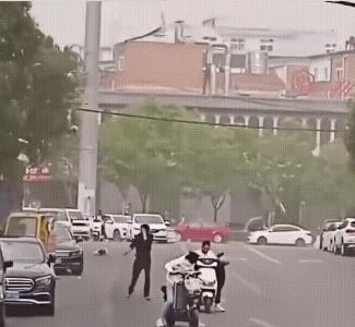 这也太巧了吧！
不过，巧也是有原因的，风大不出门；打电话走路慢腾腾的，耽搁了向前