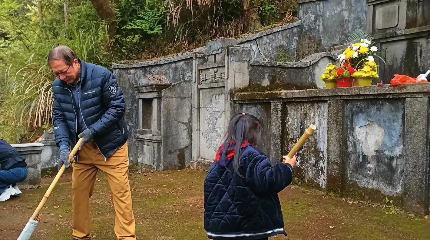 68岁男子续交父母墓地20年管理费，突生一念：20年后，父母的骨灰怎么办？

