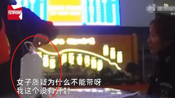 湖北襄阳。女子携带一壶散装黄酒到东站乘车，不料，过安检时却被告知，她携带的酒没办