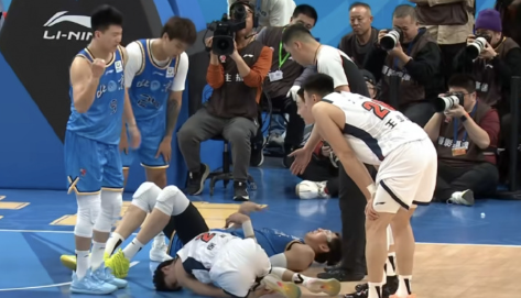 雪上加霜唉，徐杰被倒地的周琦撞倒膝盖了，久久没有起身，目前杰哥已经被队友背着离场
