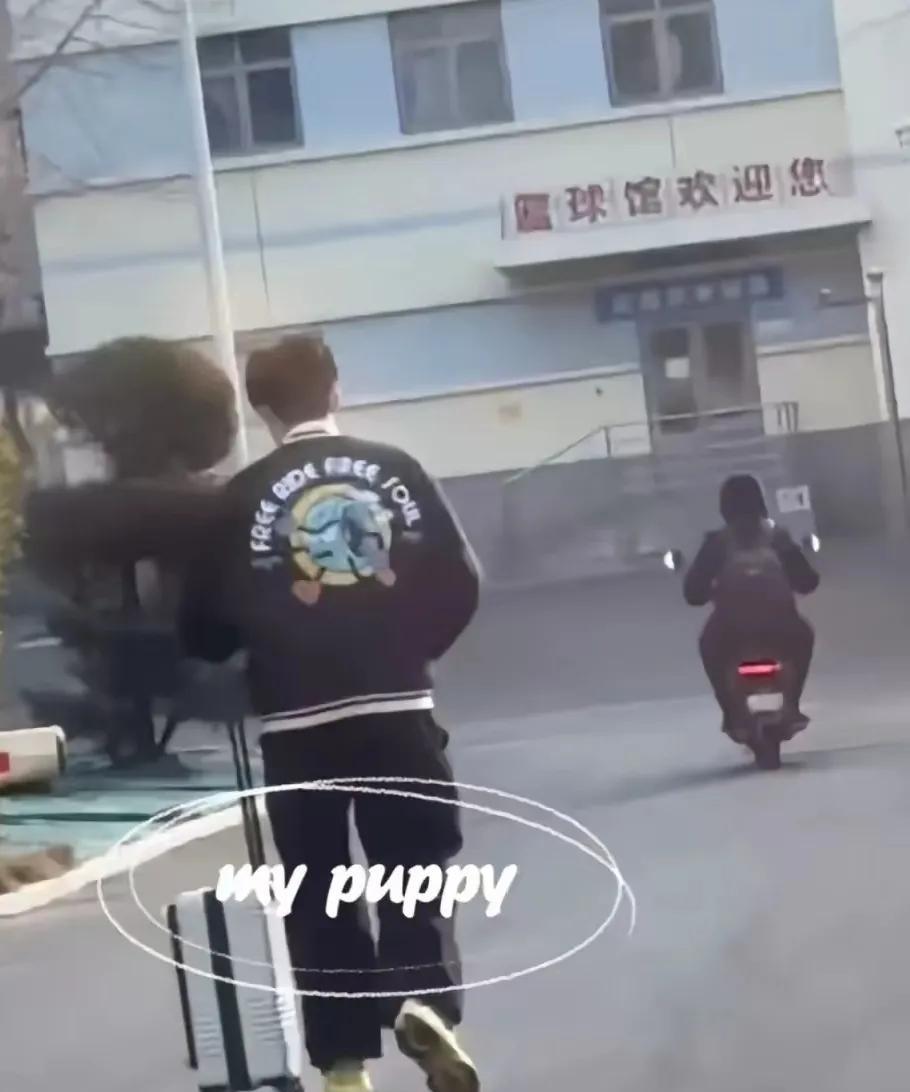 孤单上早训的大头，
很多人看到的是，
他穿了LV棋盘格上衣，
配了那双李宁小黄鞋
