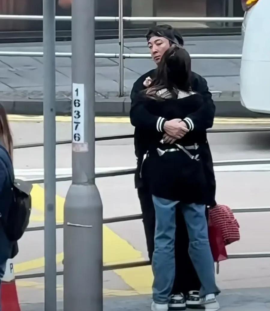 王思聪也老了，在日本街头抱着女朋友，也是知冷知暖。
王思聪看来是不回国了，国内没