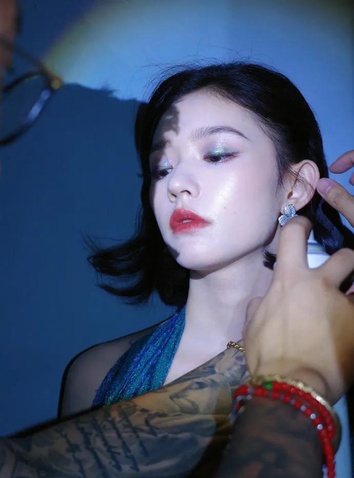 林允一句“就喜欢假假的自己”，像一颗投入平静湖面的石子，在网络上漾开了一圈圈轻松