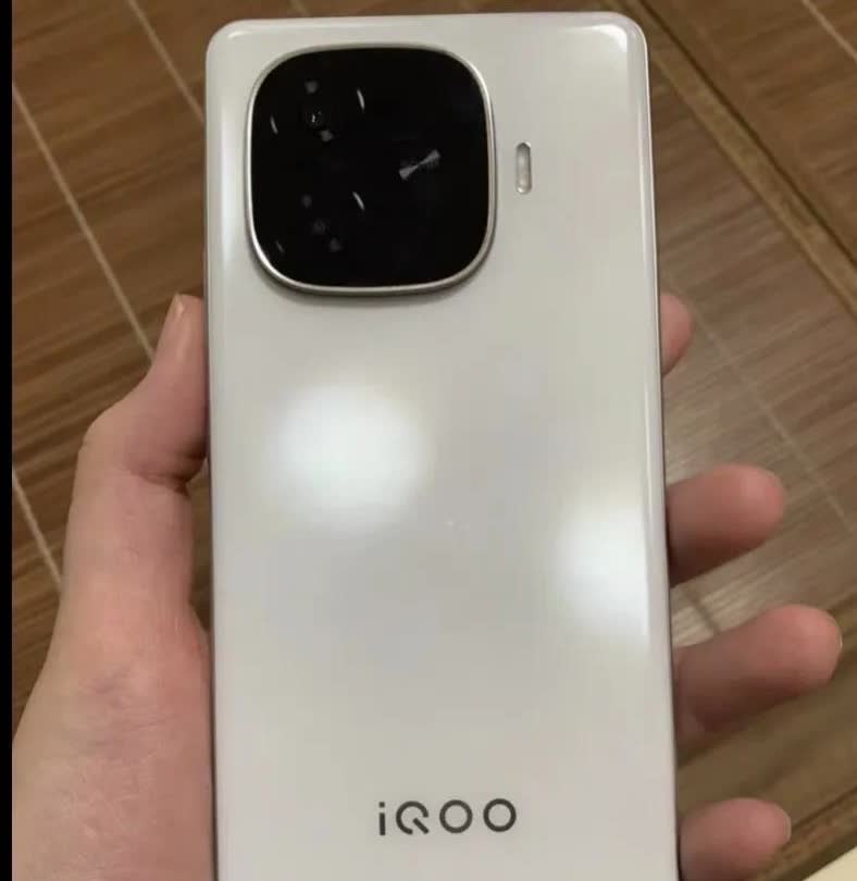 最近研究了1000元档手机，发现这5款特别值得考虑，各有绝活：
要性能强、屏幕
