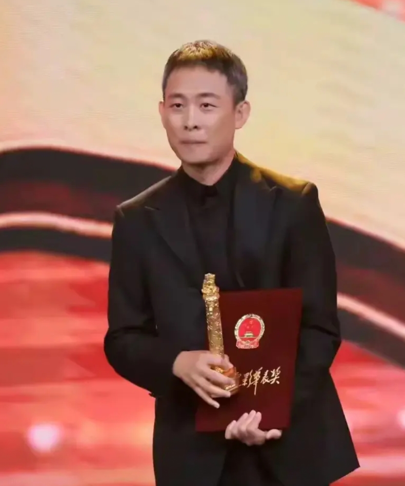 不懂就问啊，张译获得的中国电影华表奖与张颂文获得的“外交官电影季国际形象大使”，