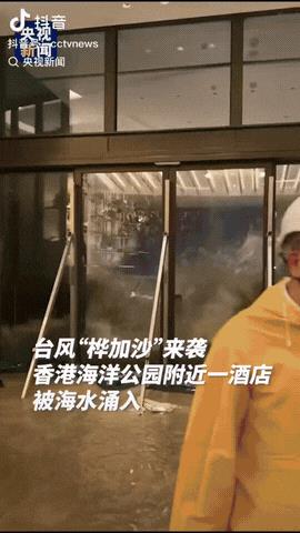 太猛了！台风“桦加沙”的威力有多猛，可以近距离来感受下，台风来袭，香港海洋公园附