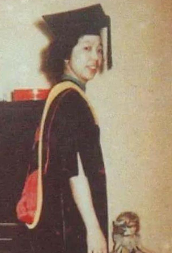 1957年，美国海关扣留了一个中国女人，他们强行搜查她的行李，突然看到了6800