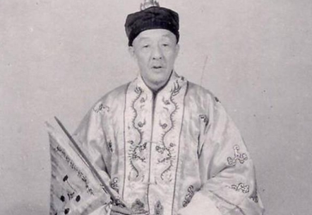 1927年，邵式平带着饥民将第63代天师张恩溥五花大绑。伴随张天师杀猪般的嚎叫声
