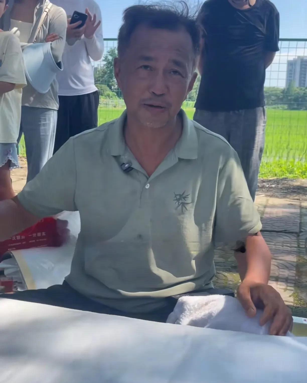 沈巍的生活，很多人没办法认同，说捡垃圾是好吃懒做，身上到处脏兮兮的。但是，他虽然