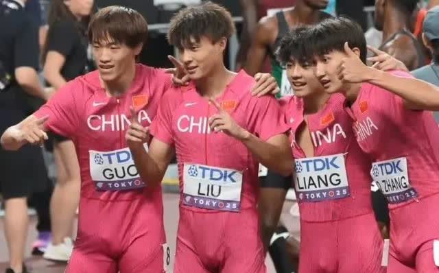 不懂就问，东京田径世锦赛上短跑中国队员的服装为什么设计成连体裤？
实在是看上去
