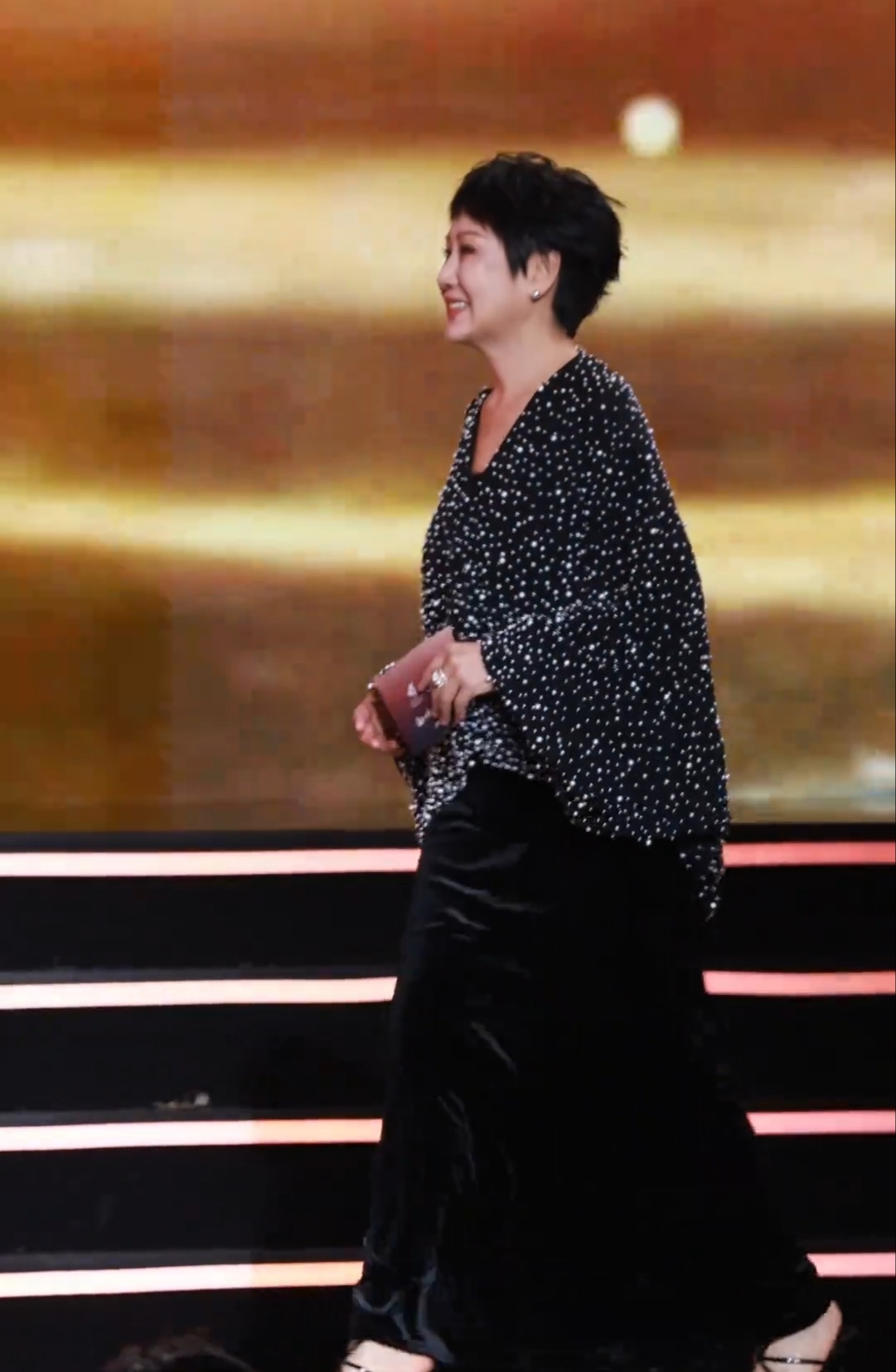 终于穿对衣服了，这么穿看着舒服，岁数大了要穿出高雅大气，不是越时尚越好，那是年轻