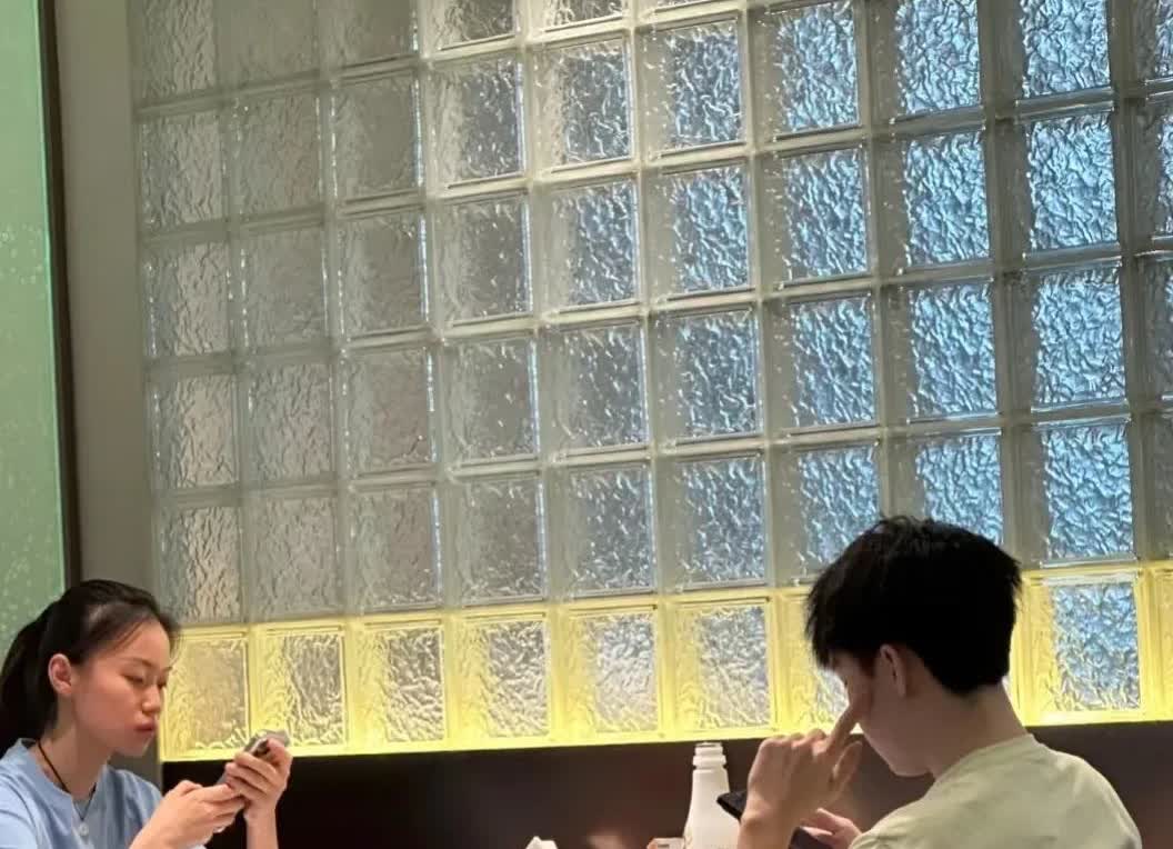 刚刷到王楚钦、黄友政到达山东，
又刷到黄友政跟韩菲儿被偶遇一起吃饭，
这应该
