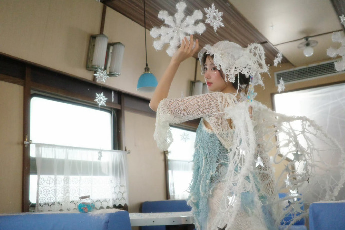 仿佛是雪国的精灵仙子！来啦，真的好奇幻啊，坐着白色马车来啦