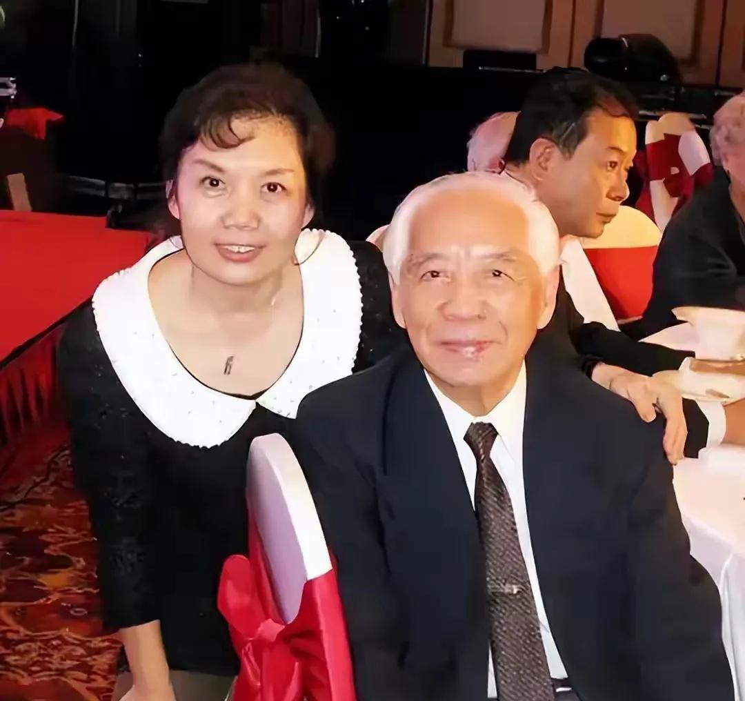 吴祖光这个家族，出了太多的名人，也有太多的名人婚姻故事。
女儿吴霜，花腔女高音歌