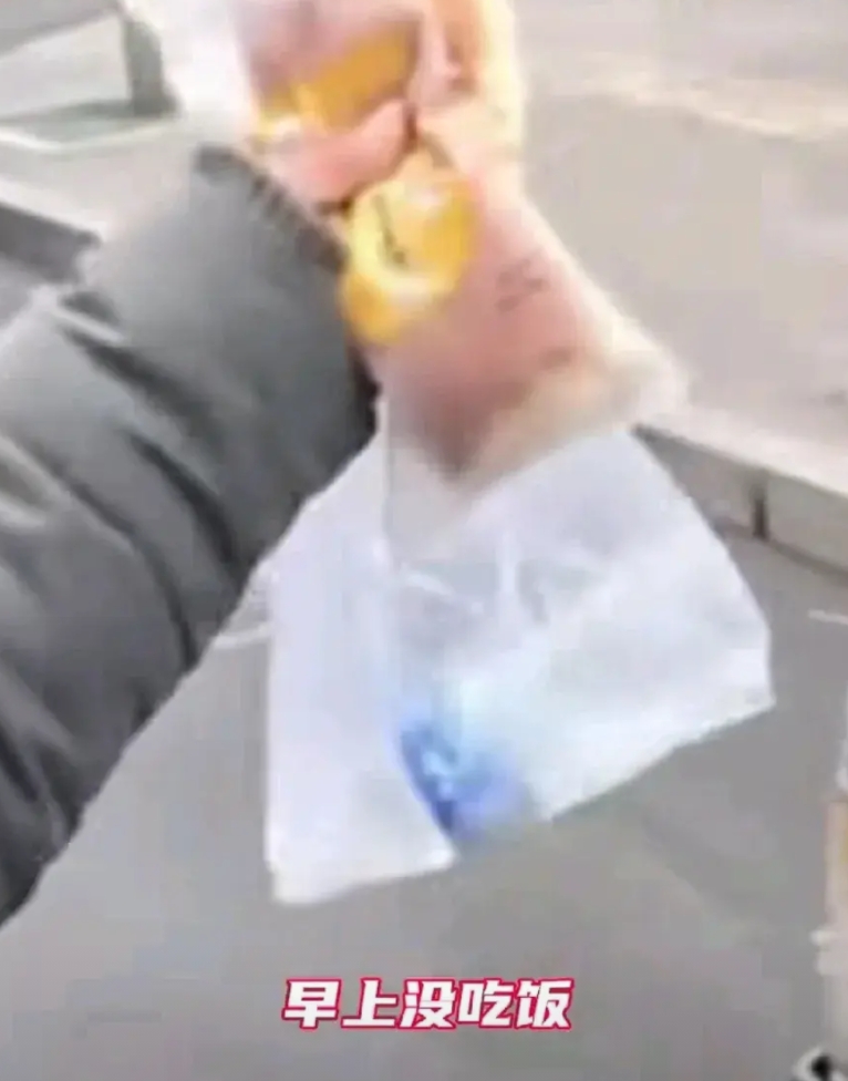 大家都不容易！日子还长，请别失望！
河北一货车司机，早上没吃饭，下车去买点面包。