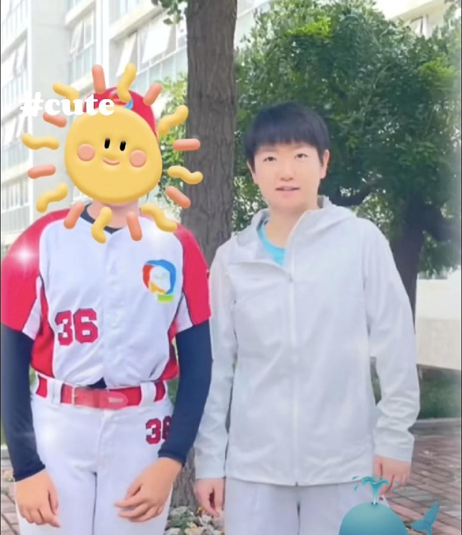 莎莎新的合照来啦！
白白嫩嫩，软软糯糯的奶团子一枚，好可爱！！
小莎的外套永远是