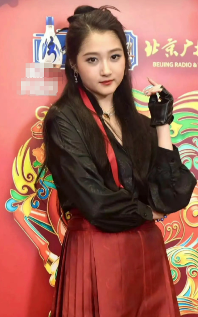 这波回应也太圈粉了！后退半步+一句温柔又坚定的“这个好像不大行”，既守住了自己的