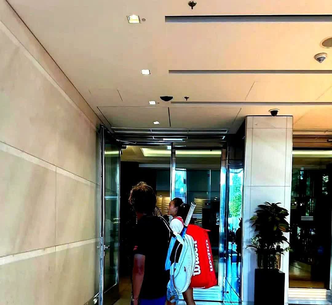 本以为柏林退赛后，郑钦文会好好给自己放个假，没想到才玩了两天她就又上班了！

