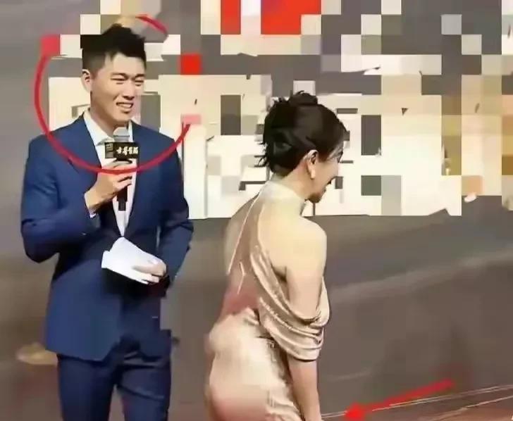 看48岁左小青走红毯，这尴尬劲儿...我脚趾头都抠紧了！