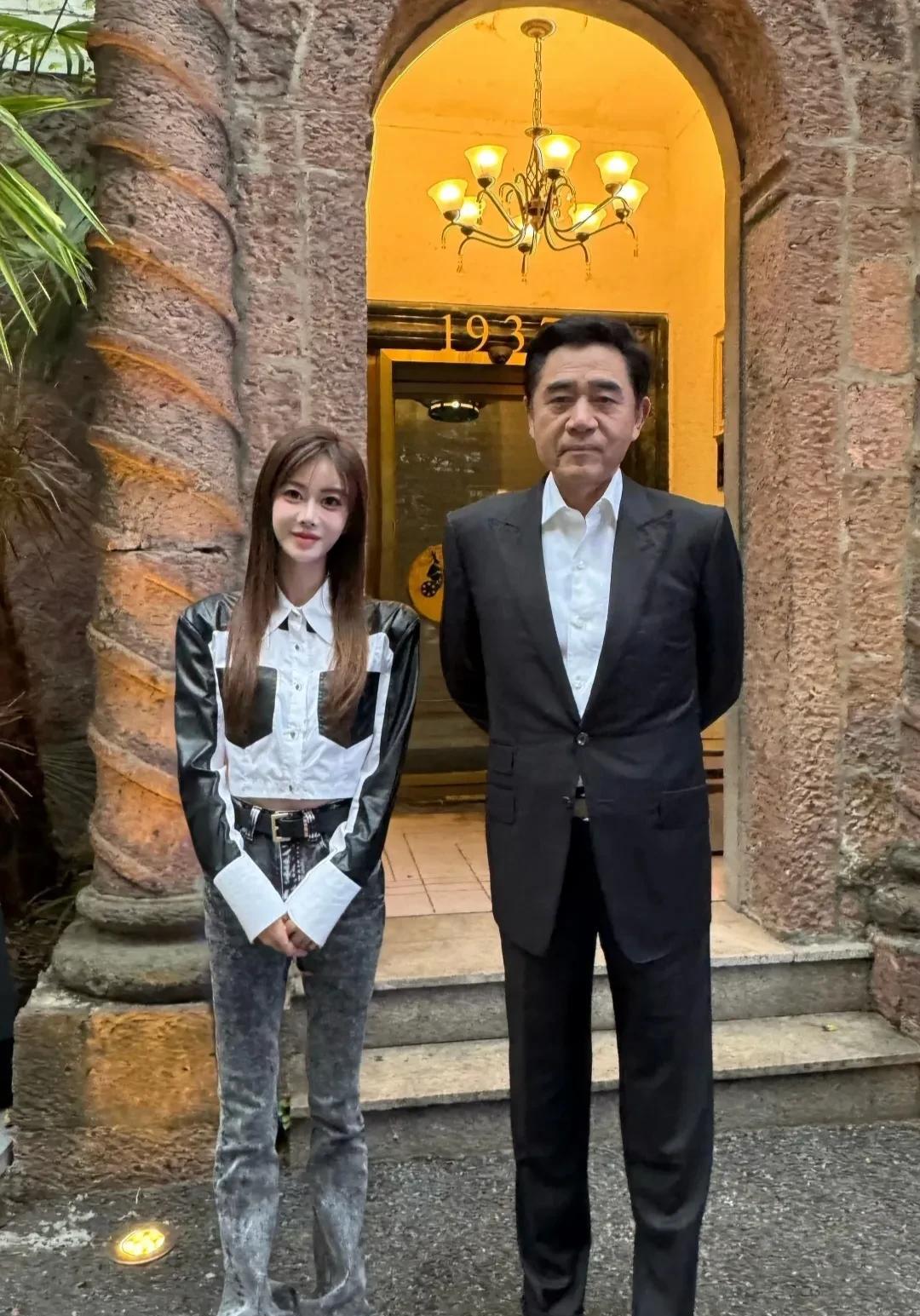 69岁的陈宝国老师现身杭州出席活动，这体态，气质太权威了！
他穿着一身西装，个子