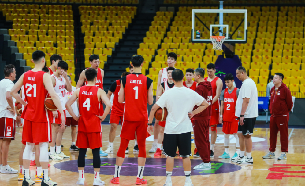 中国男篮首战告捷！并以77-49的战绩成功击败了委内瑞拉。虽然在比赛开局我们一度