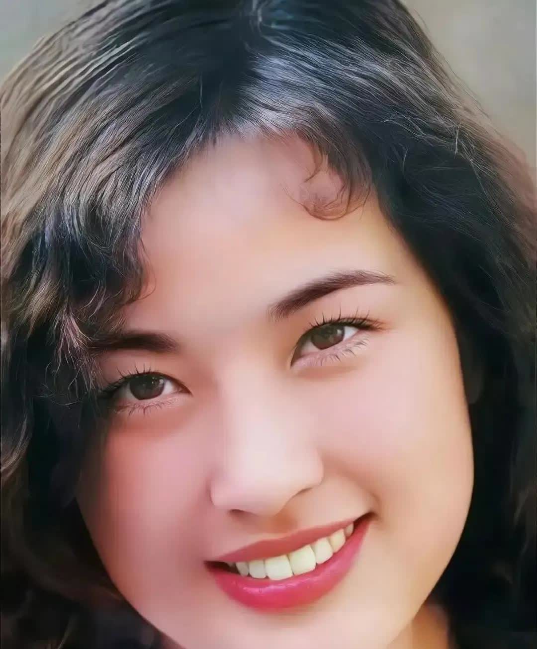 当年刘晓庆的美真照真是:
沉鱼落雁，闭月羞花。
风华绝代，女貌风流。
