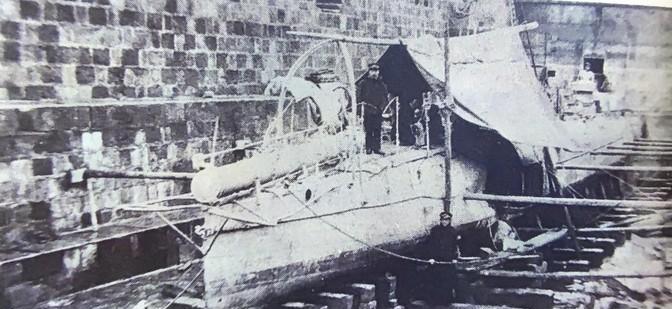 1895年2月5日凌晨，在威海湾爆发了世界海战史上罕见的夜间鱼雷艇攻防战。日出动